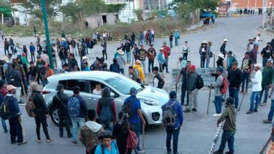 Transportistas y manifestantes bloquean la Autopista del Sol por segundo día consecutivo