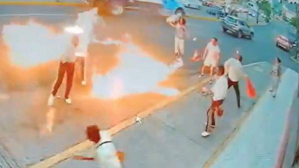 ‘Y los mariachis... se incendiaron’: Tragafuegos ataca con combustible a músicos en Morelia