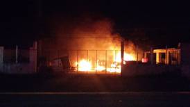 3 tráileres se incendian tras ataque a estacionamiento en Chetumal