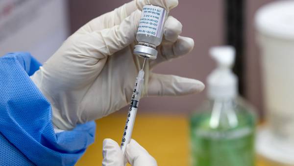 Gobierno de Biden descarta por ahora compartir vacunas COVID a México