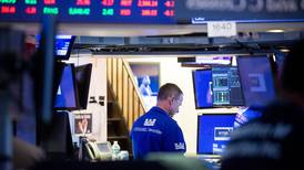 Wall Street cierra ‘miedoso’ ante reportes corporativos e información económica