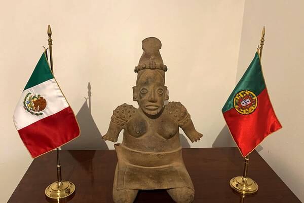 México recupera pieza arqueológica que estaba por subastarse en Portugal