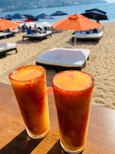 Vamos a la playa! 4 Bares con buenos tragos para beber en Acapulco – El  Financiero