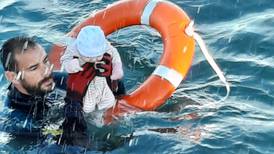 Niños y bebés marroquíes son rescatados en el mar por Guardia Civil; buscan ingresar a territorito español