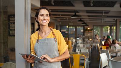 Mujeres con experiencia en restaurantes: Canadá lanza oferta de trabajo con sueldo de casi 30 mil pesos al mes