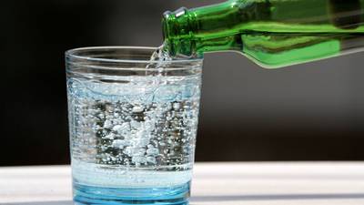 ¿Por qué no es recomendable tomar agua mineral todos los días? 