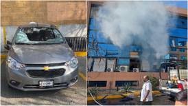 Normalistas de Ayotzinapa lanzan petardos al Palacio de Gobierno en Chilpancingo y queman autos