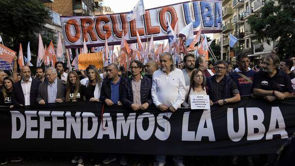 En defensa de la educación: Marchan miles en Argentina contra plan de ajuste de Javier Milei