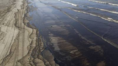 Perú declara emergencia ambiental en sus costas por derrame de 6 mil barriles de petróleo
