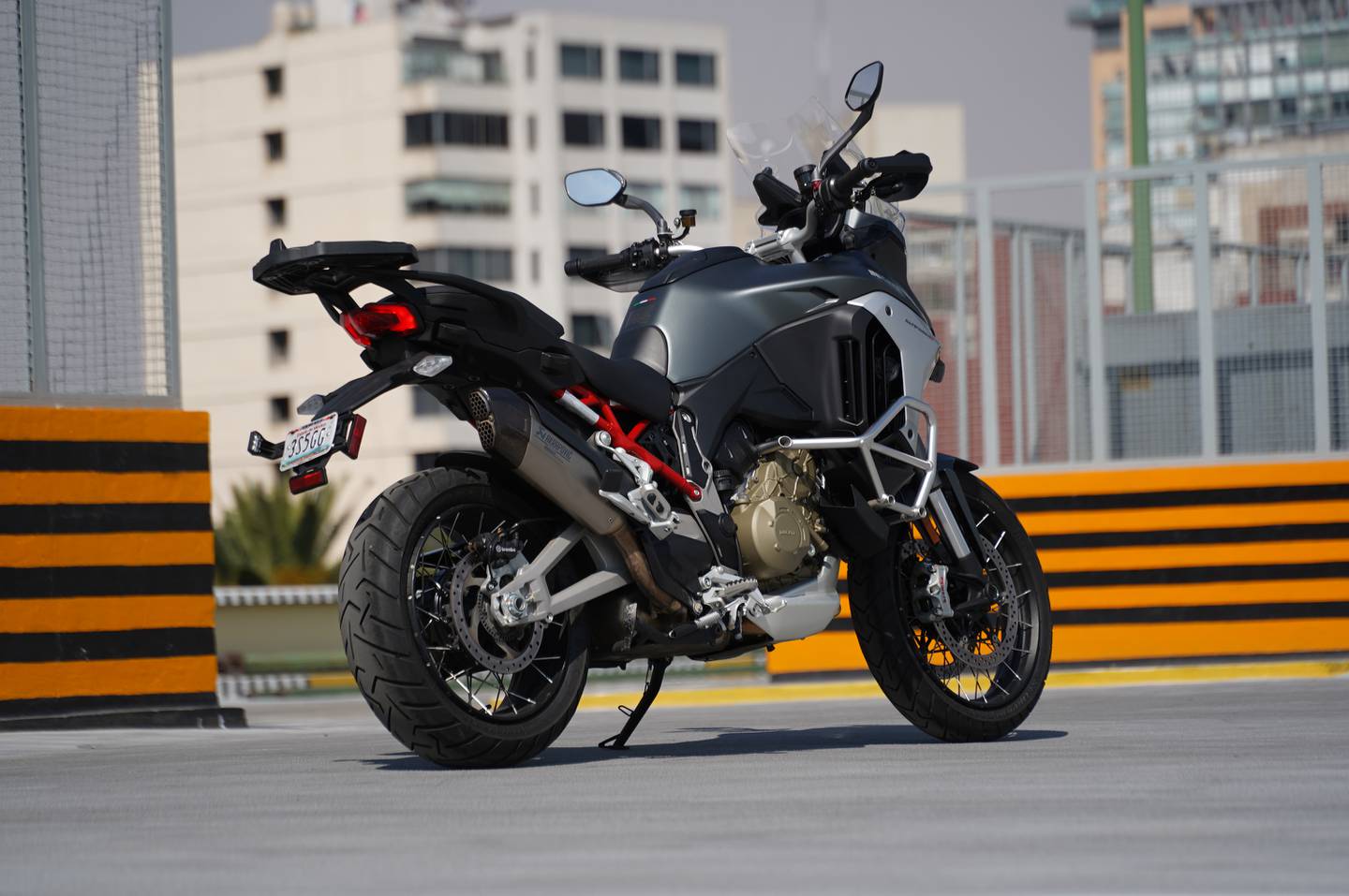 Do you like motorbikes but are you afraid? This is one of the most advanced safety motorcycles in Mexico