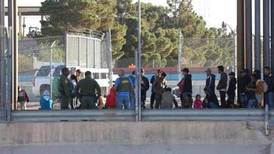 Migrantes intentan cruzar a EU desde Ciudad Juárez; son detenidos en la frontera