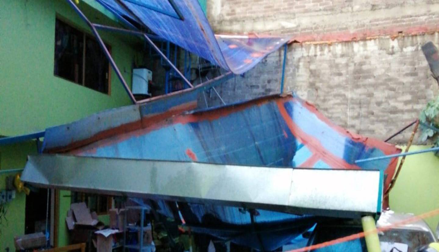 En la alcaldía Iztapalapa colapsó el techo de una casa