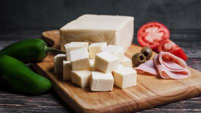 ¿De qué está hecho el queso menonita?