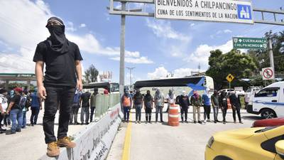 Ayotzinapa: Normalistas toman la Autopista del Sol; acusan que el Gobierno esconde información