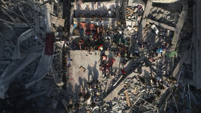 Israel advierte: ‘Si no entregan a rehenes, no habrá luz ni comida en Gaza’; palestinos hacen fila en tiendas
