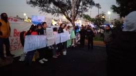 Padres de familia bloquean avenida Central en Neza; exigen reconstrucción de escuelas