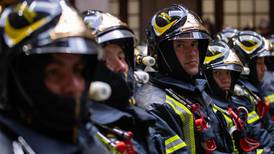 ‘Están de fueeego’:  Así son los nuevos uniformes de los bomberos de CDMX
