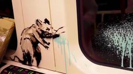 Ni el COVID-19 frena a Banksy: realiza obra en el metro de Londres sobre el uso de cubrebocas