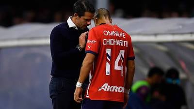 A Chicharito le dije que no va a jugar en Chivas por su nombre: Fernando Gago