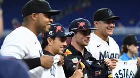 ‘Checo’ Pérez y Max Verstappen lanzan primer tiro con los Marlins de Miami en la MLB