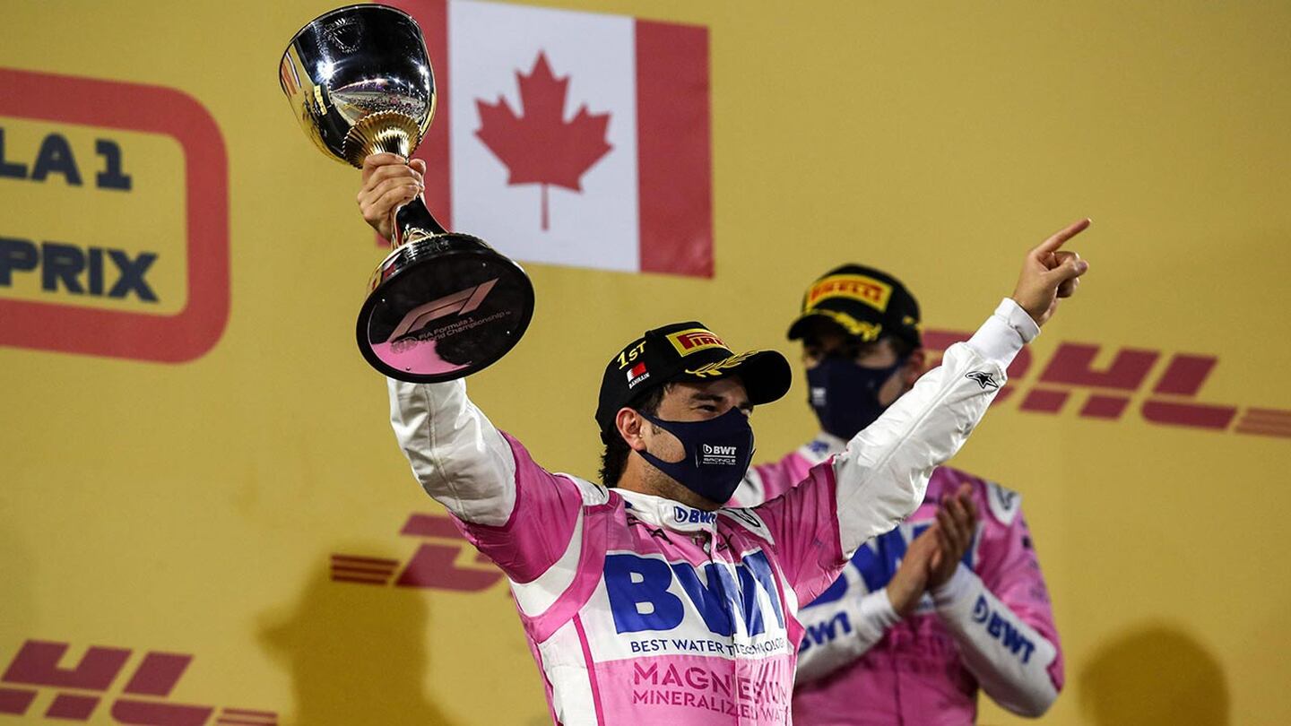 'Checo' Pérez presumió el trofeo que ganó en el GP de Shakir y aprovechó para agradecer a Racing Point! (Aston Martin)