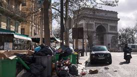 Basura en París se convierte en símbolo de protestas por la nueva ley de jubilación de Francia