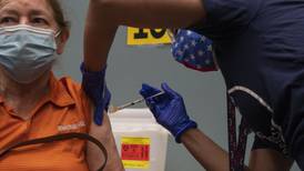 Apagones en Texas por heladas provocan caída récord en la vacunación contra COVID en EU