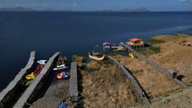 Sequía extrema amenaza el lago Titicaca, el más grande de Sudamérica 