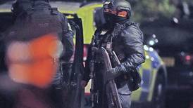 Reino Unido eleva nivel de terrorismo a severo tras explosión de taxi afuera de un hospital