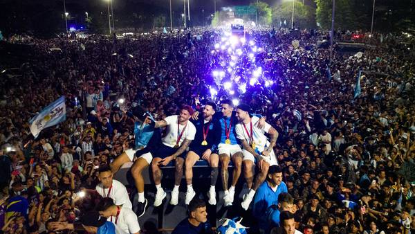 ¡La locura por la ‘Albiceleste! Impresionante recibimiento a los campeones del mundo en Argentina (VIDEO)