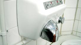 El 'sucio' secreto de los secadores de manos (y por qué es mejor utilizar las toallas de papel)