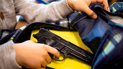 Tiroteos en EU: Ohio prueba el uso de armas a los maestros en las escuelas 