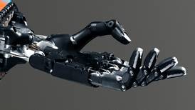Crean mano robótica que aprende a manipular cosas como un humano