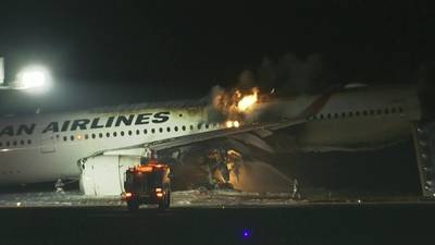 Choque de aviones en Japón: Aeronave sí tenía permiso de aterrizar; investigarán error humano