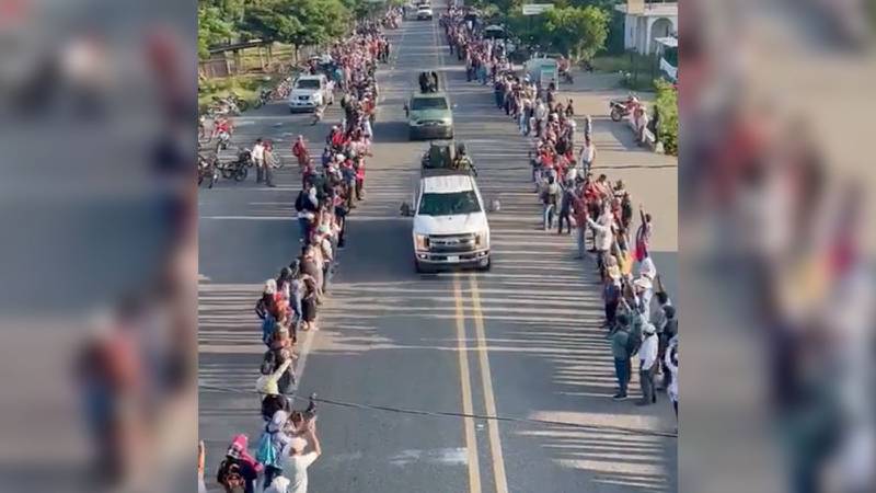 En redes sociales se viralizó un video en el que se ve a un convoy de presuntos sicarios del Cártel de Sinaloa desfilar en un municipio de Chiapas.