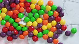¿Los Skittles son dulces prohibidos? La polémica de estas golosinas vendidas en México, EU y Europa