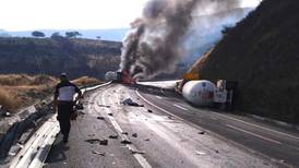 Pipa de amoniaco vuelca en autopista Cuitzeo-Pátzcuaro, en Michoacán; muere el chófer