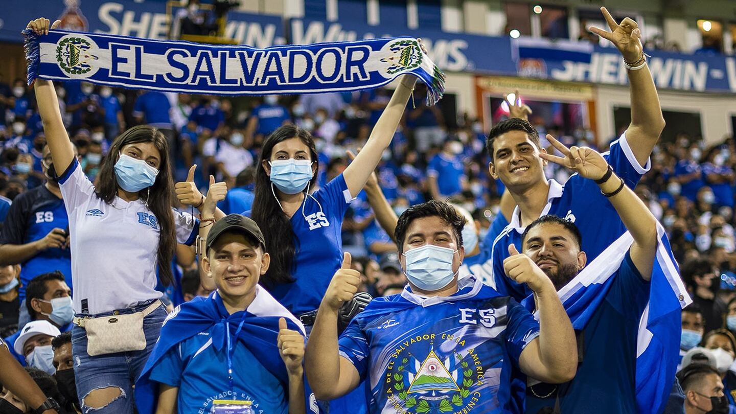 Multa de FIFA para El Salvador por el comportamiento de su afición en el Cuscatlán