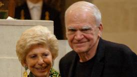 Escritor Milan Kundera recupera la ciudadanía checa