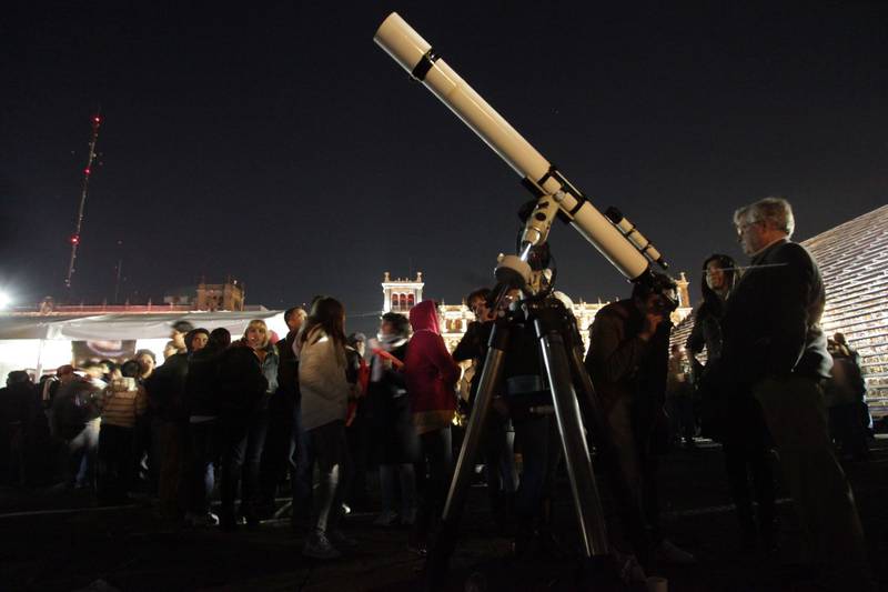 gente con telescopios en el centro histórico cdmx