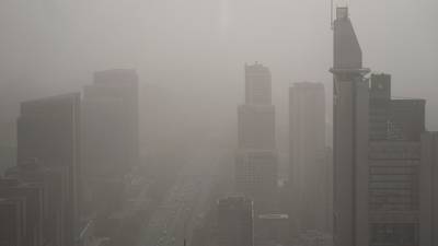 China es envuelta por una nube de arena y polvo suspendido