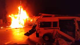 Camión con material inflamable se incendia al chocar con una combi en Ecatepec