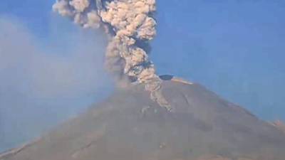 Volcán Popocatépetl despierta temprano y registra una intensa explosión