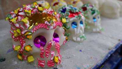 Día de Muertos: Calaveras y dulces para salvar a artesanos de la crisis