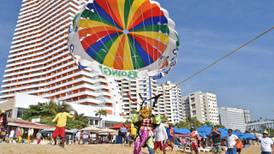 Los Reyes Magos llegan a Acapulco... en paracaídas