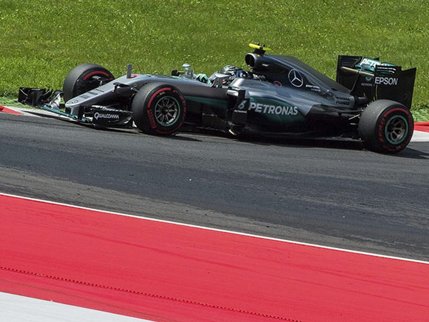 Los Mercedes dominaron las primeras prácticas en Austria