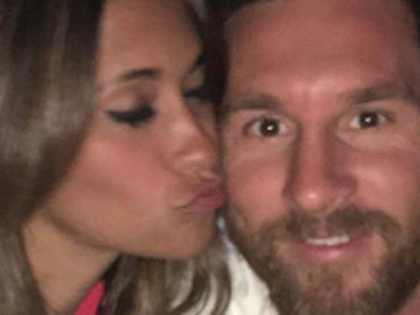 El beso de Antonella a Messi que es furor en Instagram