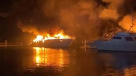 Fuerte incendio en Marina Palmira, La Paz, arrasa con al menos 7 embarcaciones 