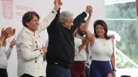 Mariela Gutiérrez, alcaldesa de Tecámac, da beso en la mano a AMLO