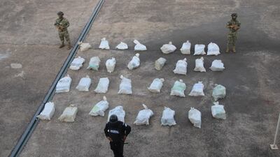 Marina decomisa más de 800 kilos de cocaína tras persecución en altamar en Michoacán